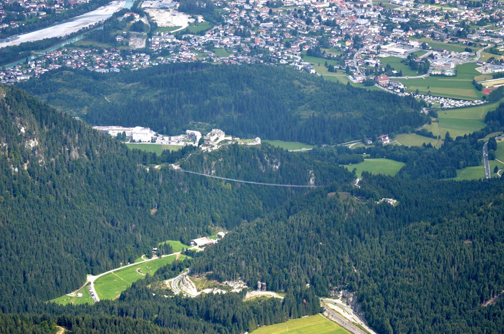 Ansicht aus der Luft - Du kannst in 20-30 Minuten zum Brückenportal laufen. Vom Klausen-Parkplatz führt ein Waldweg hoch – feste Schuhe sind sinnvoll. - © highline179